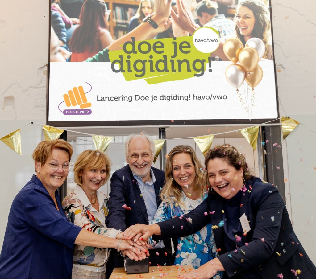 Piet Boekhoudt lanceert Doe je digiding! - havo/vwo, samen met (van rechts naar links) Barbara Kathmann , Larissa Zegveld, Mary Berkhout en Francis Gremmen.