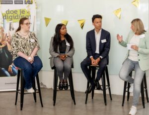 Jeltina van der Most (Stichting Digisterker) in gesprek met (van rechts naar links) Vince Albinus, Jessica Lomé en Marina Binnendijk.